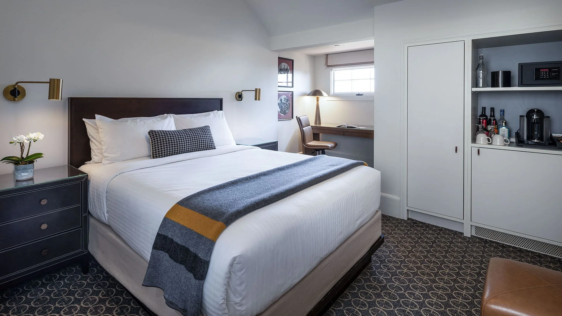 Standard Queen Room At Lodge at the Presidio